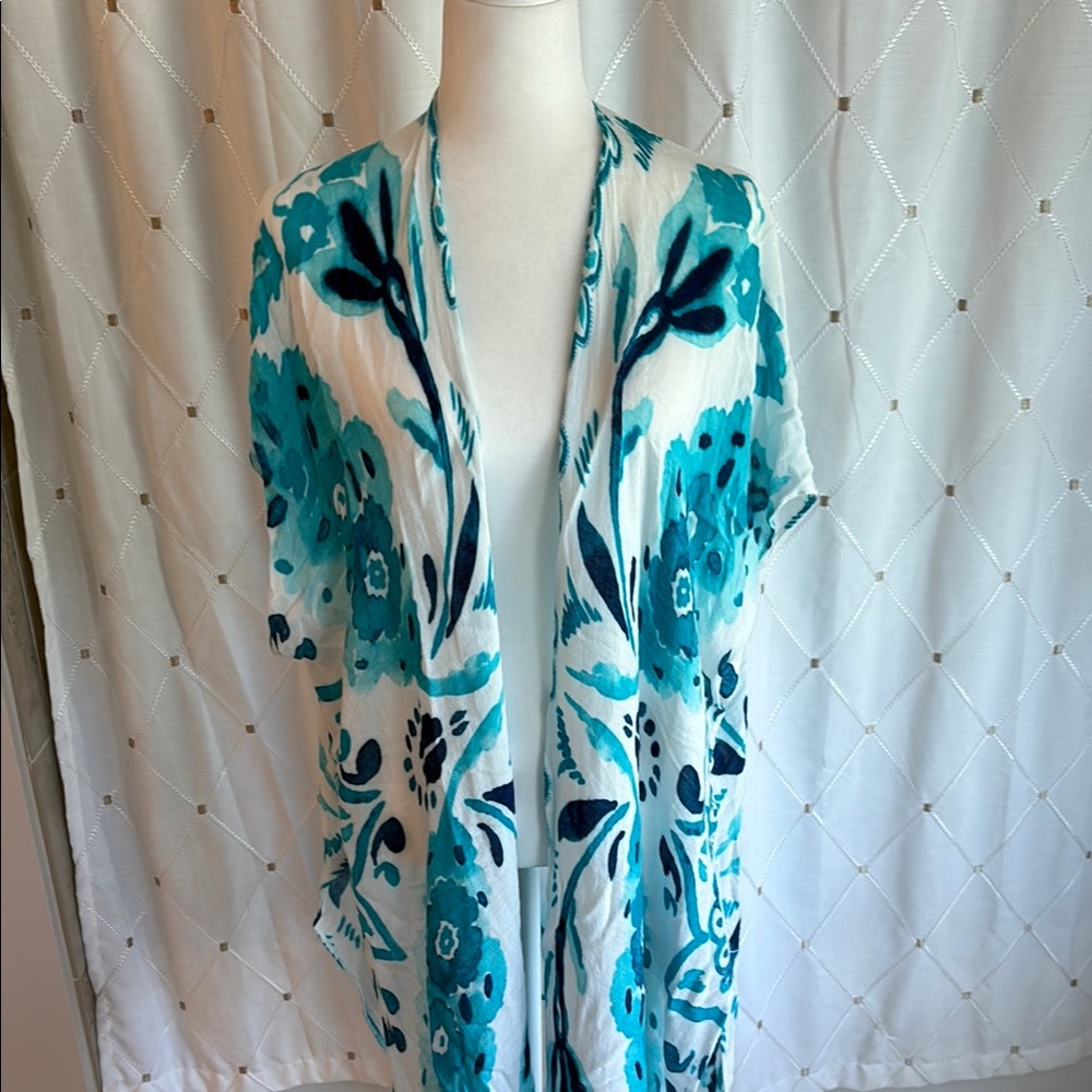 Floral Blue and White Kimono - Picture 2 of 6